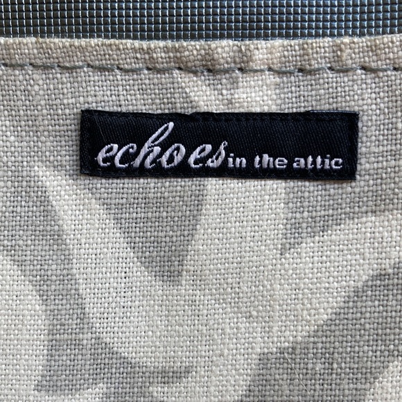 Echoes in the attic crossbody purse. Grey/silver. - Picture 3 of 6